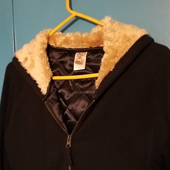 CLOSET CLEANOUT.   Thermal jacket with hood - Picture 2 of 6